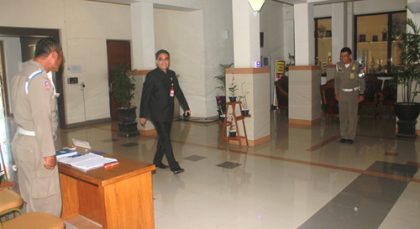 Ruang Lobby Utama, terlihat PTI sedang menyambut kedatangan Wakil Walikota Darmawan Jaya Setiawan