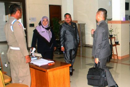 Ruang Lobby Utama, terlihat PTI sedang menyambut kedatangan Walikota H. Nadjmi Adhani
